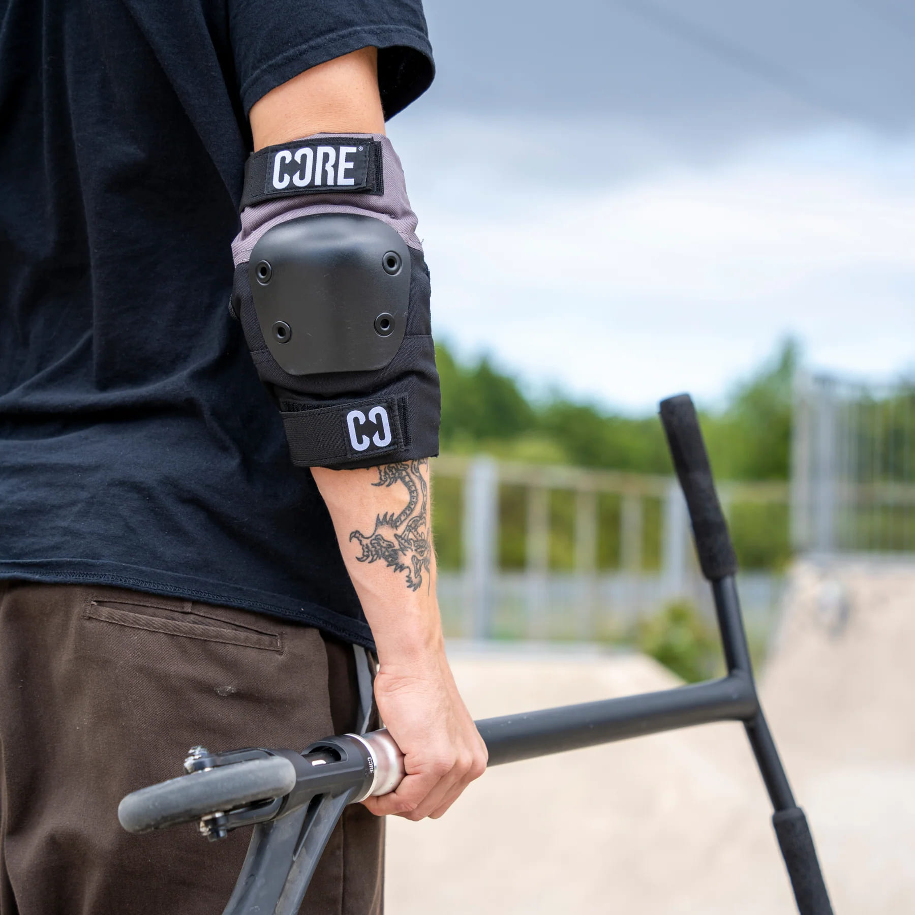 CORE - PRO Elbow Pads - Black/Grey pro freestyle koloběžky